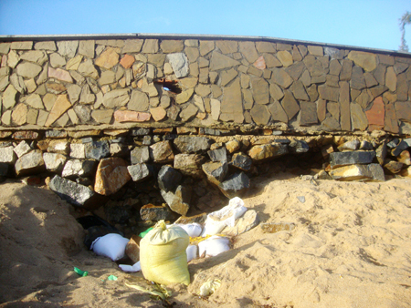 Chân bờ kè có nguy cơ sạt lở