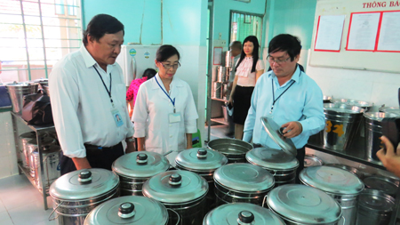 Kiểm tra an toàn thực phẩm bếp ăn tập thể tại các trường học