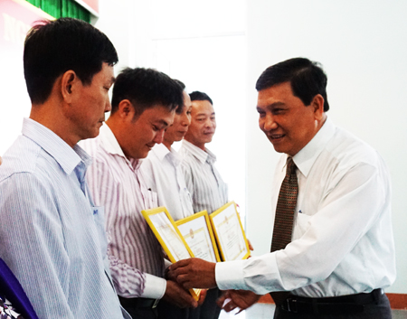 Ông Nguyễn Văn Danh, Chủ tịch UBND TP. Nha Trang trao giấy khen cho các cá nhân