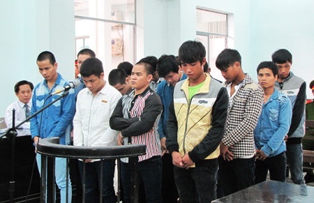 Đánh nhau gây náo loạn thôn, 14 trai làng lãnh án