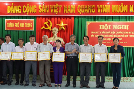 Ông Trần An Khánh, Ủy viên Ban Thường vụ Tỉnh ủy, Bí thư Thành ủy Nha Trang trao giấy khen cho các tập thể
