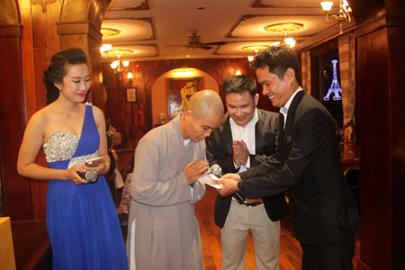 Lãnh đạo công ty TNHH Hoàng Đế Du Thuyền và công ty rượu Elite Wines trao tiền từ thiện cho đại diện chùa Phật Bửu