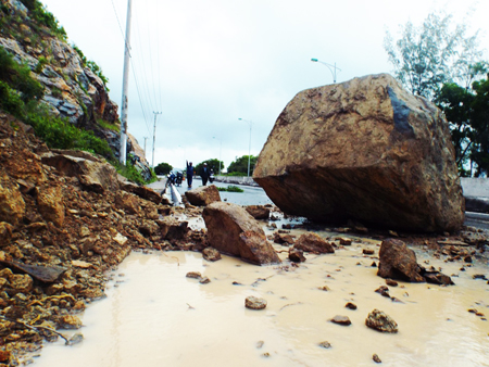 Tảng đá rơi từ trên núi xuống nằm chắn ngang đường