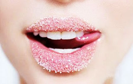 3 cách giúp môi mềm hết khô nẻ