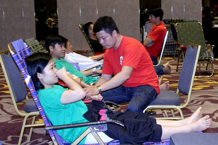 Các tình nguyện viên tham gia hiến máu nhân đạo.