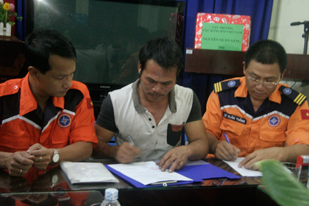Cơ quan chức năng bàn giao tàu cá cho thuyền trường Nguyễn Thảo.