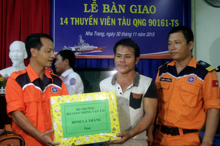 Lãnh đạo Trung tâm phối hợp tìm kiếm, cứu nạn hàng hải khu vực 4 trao quà của Bộ Trưởng Bộ Giao thông - Vận tải cho thuyền trưởng tàu cá bị nạn.