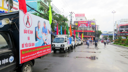 Diễu hành hưởng ứng ngày Thế giới phòng, chống AIDS