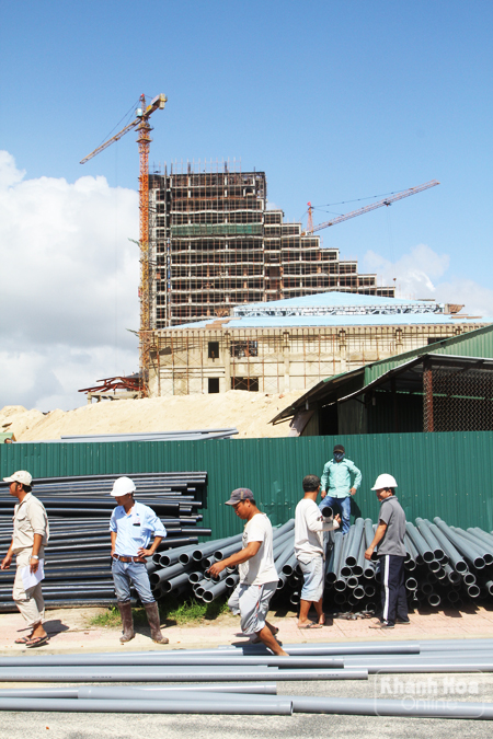 Công nhân vận chuyển ống thi công tại Khu nghỉ dưỡng cao cấp Duyên Hà