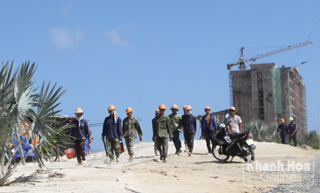 Công nhân tại Khu du lịch Bắc bán đảo Cam Ranh