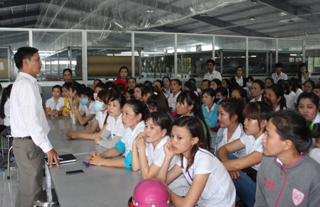 Hơn 200 công nhân đình công đòi quyền lợi