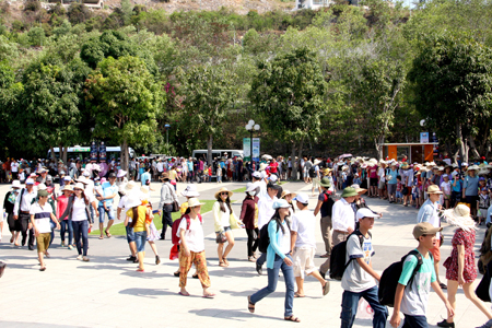 Khách du lịch đến Nha Trang tham quan, nghỉ dưỡng