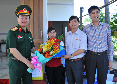 Bàn giao nhà Đại đoàn kết cho 2 hộ nghèo huyện Cam Lâm