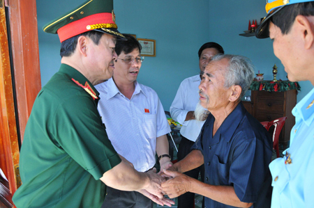 Thăm hỏi, động viên mọi người