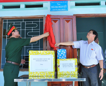 Các đại biểu rút băng khánh thành công trình.