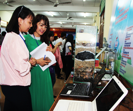 Học sinh thuyết trình về sản phẩm