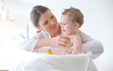 Sử dụng xà phòng và dầu gội đúng cách cho bé