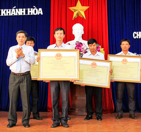 Đồng chí Lê Đức Vinh trao bằng công nhận cho các xã  đạt chuẩn nông thôn mới năm 2015