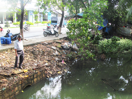 Miệng cống thải nước từ Khu đô thị Vĩnh Điềm Trung