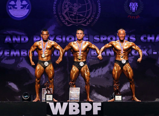 Lực sĩ Nguyễn Văn Kiên (giữa) của Bình Dương trên bục nhận HCV giải VĐTG 2015