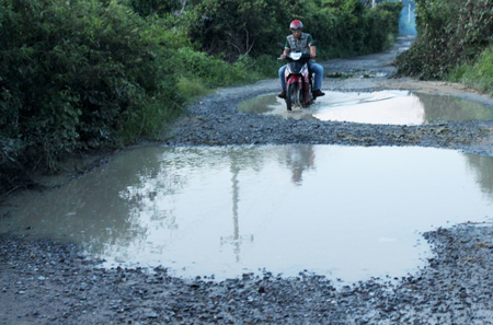 Người dân gặp không ít khó khăn khi đi lại trên con đường đầy ổ voi