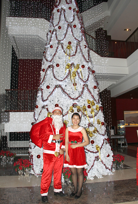 Khách sạn Novotel Nha Trang thắp sáng cây thông Noel