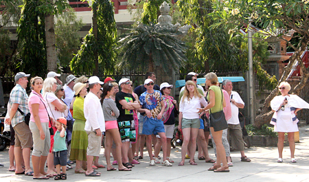 Người nước ngoài làm hướng dẫn viên cho khách Nga tại 1 điểm du lịch ở Nha Trang