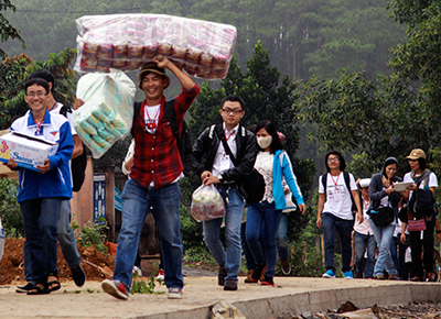 Hơn 300 tấm ảnh tặng các em học sinh tiểu học Sơn Hiệp