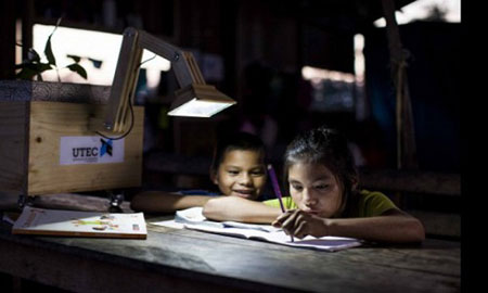 Đèn thực vật cung cấp ánh sáng cho học sinh