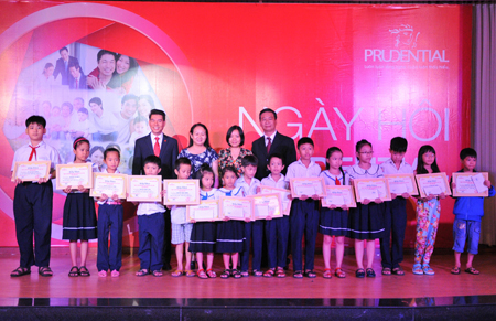 Ban tổ chức trao học bổng cho các học sinh