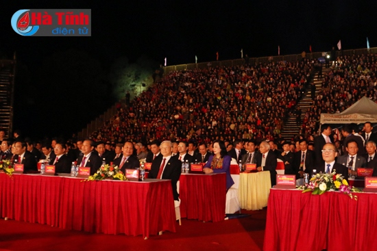 Lãnh đạo Đảng, Nhà nước cùng đông đảo nhân dân Hà Tĩnh tham dự buổi lễ. Ảnh: Báo Hà Tĩnh