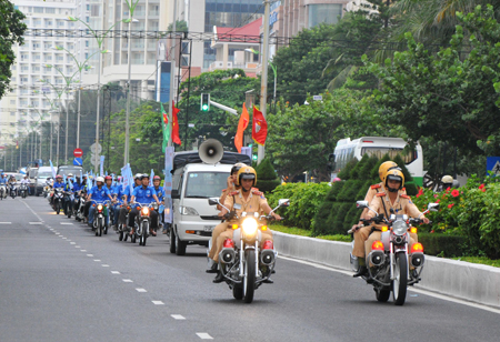 Đoàn viên, thanh niên diễu hành tuyên truyền về an toàn giao thông.