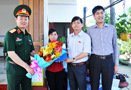 Đoàn Đại biểu Quốc hội tỉnh trao nhà Đại đoàn kết cho đại diện gia đình ông Ngô Trần Quốc Tuấn