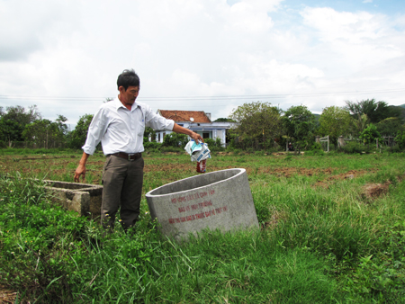 Thu gom rác bảo vệ thực vật tại xã Cam Tân