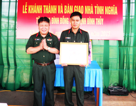 Đại tá Lê Xuân Cát - Phó Chính ủy Bộ Tư lệnh Binh chủng công binh trao quyết định bàn giao nhà cho quân nhân Trịnh Đình Thủy