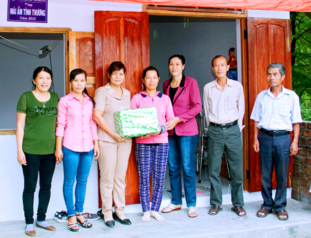 Hội Phụ nữ xã bàn giao nhà mái ấm tình thương cho hội viên nghèo