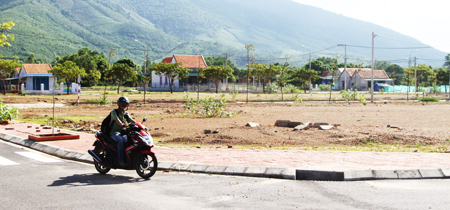 Khu tái định cư chờ người