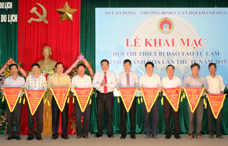 Ban tổ chức trao cờ lưu niệm cho đại diện các đơn vị tham gia hội thi.