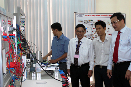 Đại diện Ban tổ chức tham quan các thiết bị dạy nghề tự làm tham gia hội thi.