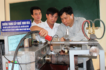 Các thi sinh chuẩn bị thiết bị dạy nghề tự làm trước khi bước vào hội thi.