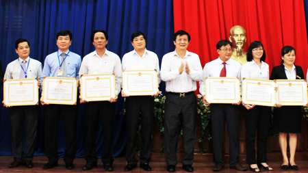 Đồng chí Trần Sơn Hải trao bằng khen của UBND tỉnh cho các đơn vị
