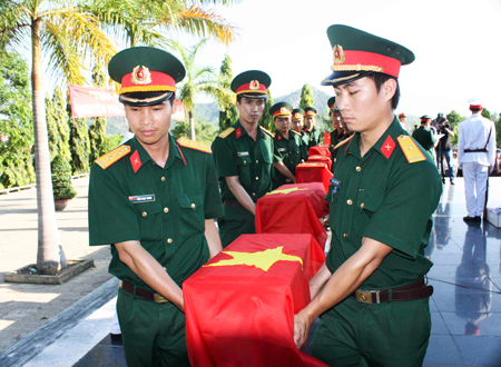 Tổ chức an táng hài cốt liệt sĩ tại Nghĩa trang Hòn Dung (TP. Nha Trang)