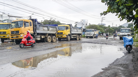 Đường Nguyễn Xiển xuống cấp vì xe tải