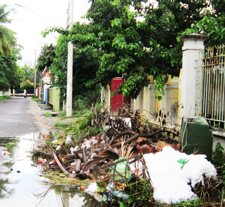 Cần sớm dọn đống rác