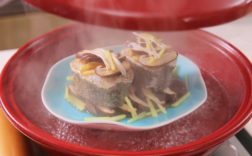 Cá hấp nấm gừng nóng hổi