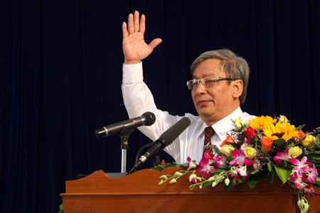 Ông Lê Xuân Thân thông qua chương trình kỳ họp.