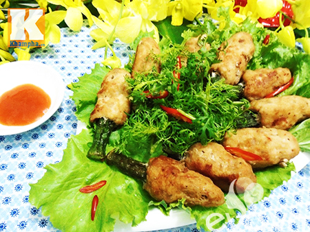 Chả tôm thịt bọc đậu bắp chiên thơm phức