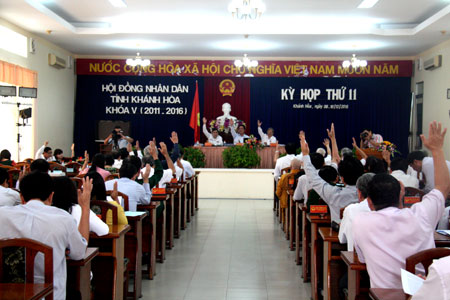 Đại biểu biểu quyết thông qua các Nghị quyết