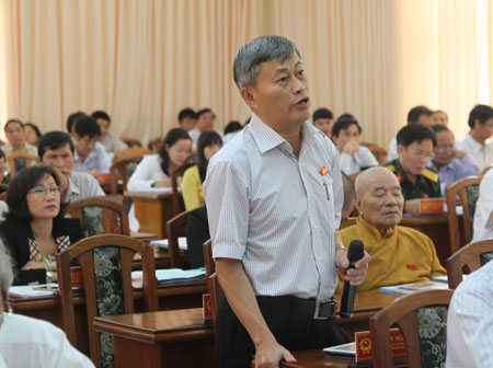 Đại biểu Nguyễn Ngô – Phó Trưởng Ban Kinh tế - Ngân sách HĐND tỉnh thảo luận về kế hoạch phát triển kinh tế - xã hội tỉnh năm 2016.