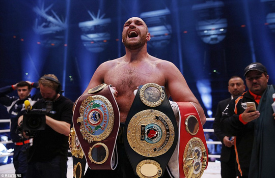 Võ sĩ Tyson Fury đã bị tước 1 trong 3 đai vô địch.